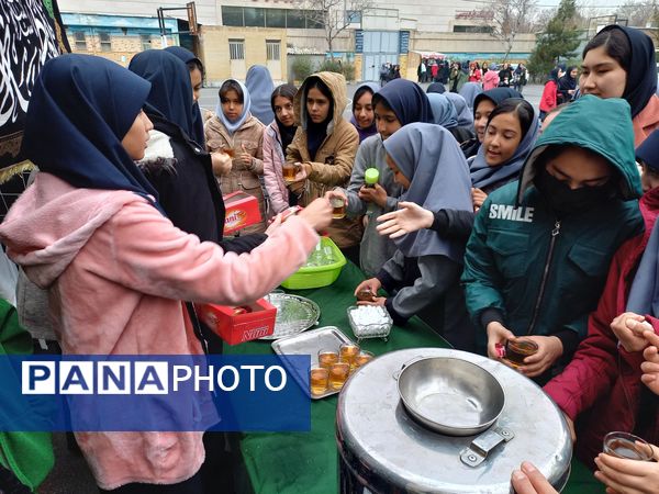 برپایی چایخانه حضرت فاطمه(س) در دبیرستان امجدی یک