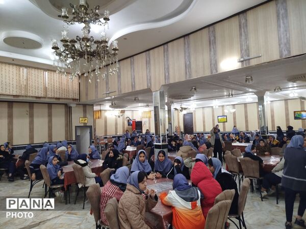 مراسم تقدیر و تشکر از دانش آموزان برتر درسی، اخلاقی و نماز جماعت در دبیرستان دخترانه دانشور 2 