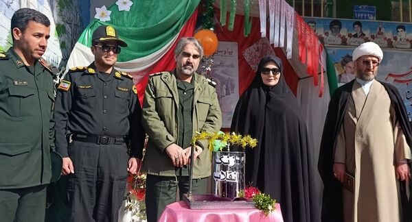 گرامیداشت سالگرد انقلاب با نواختن زنگ در دبیرستان دخترانه شاهد