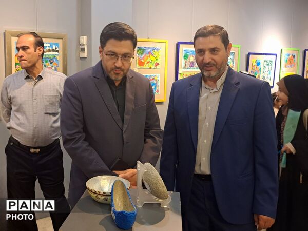 نمایشگاه آثار هنری اعضای کانون پرورش فکری کودکان و نوجوانان قم در مجموعه کتاب سرو