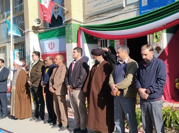 نواختن زنگ انقلاب در دبیرستان بنت‌الهدی صدر رضویه