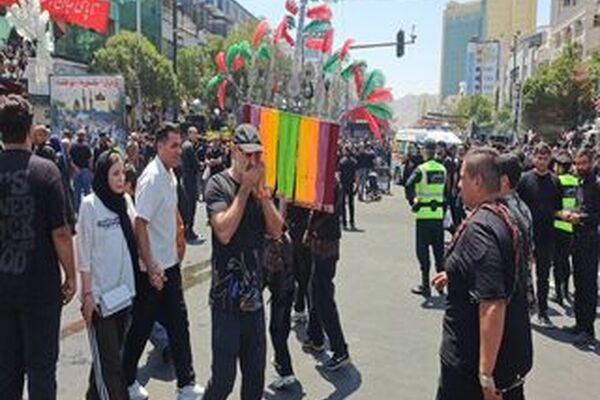 گام‌های عاشقانه زائران پیاده در مسیر حرم رضوی