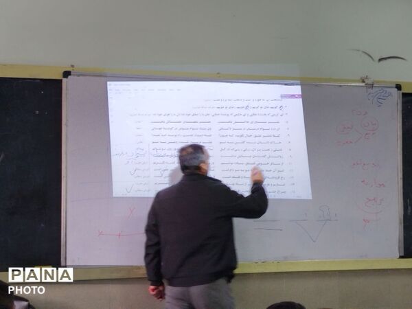 فرایند بررسی عملکرد معلمان منتخب دبیرستان نمونه آیت الله خامنه ای