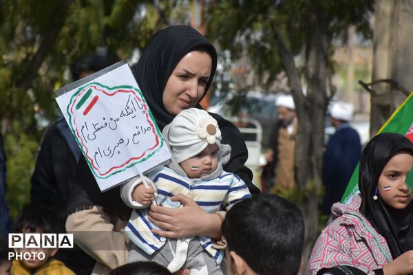 پرچم ایران در دستان کوچک؛ رژه کودکانه امام رضایی‌ها در قروه