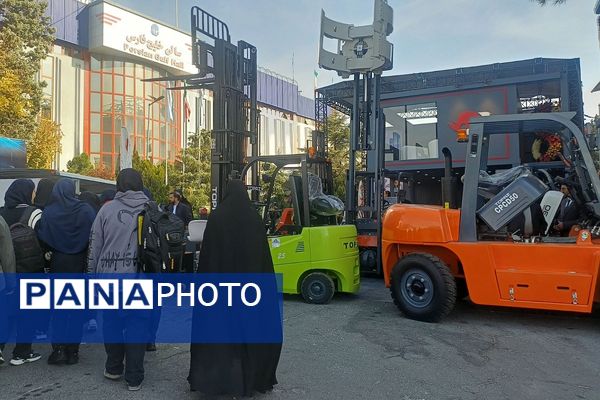 حضور دانش‌آموزان دبیرستان قلم چی ناحیه دو شهرری در نمایشگاه نانو فناوری