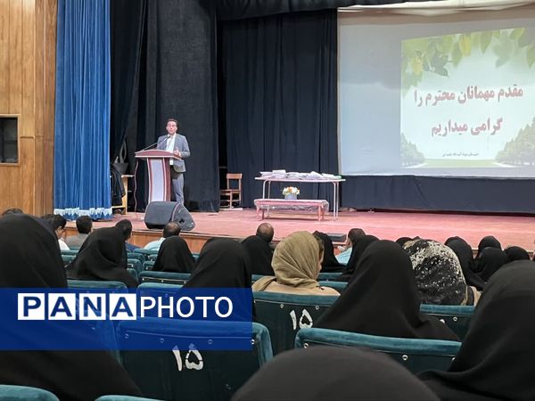 تجلیل از برترین‌های آموزشی و پرورشی دبیرستان نمونه آیت‌الله خامنه‌ای کاشمر