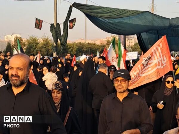 چشم‌های گریان نوجوانان در سوگ پدر امت