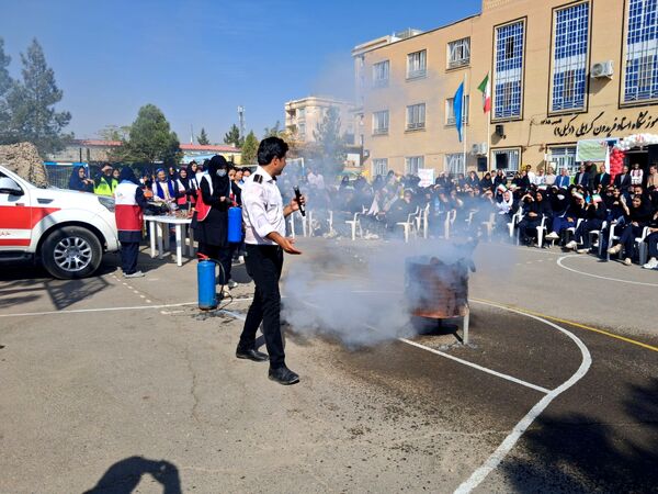 گرامیداشت پدافند غیرعامل با حضور مسئولان شهرستان در دبیرستان وکیلی ۹