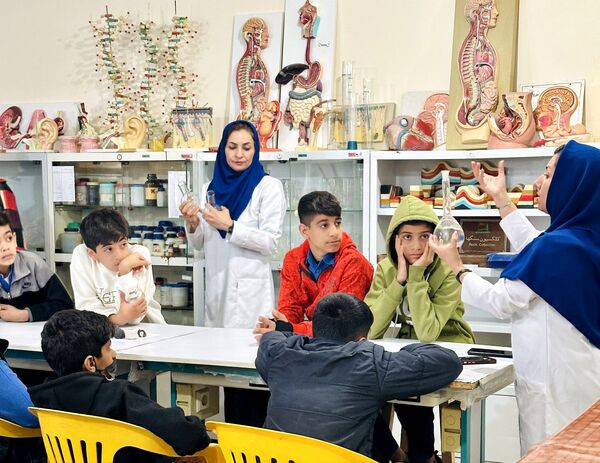 بازدید دانش‌آموزان مدرسه سما حاجی‌آباد از پژوهش‌سرای رازی در قالب طرح مهارت‌افزایی یارا