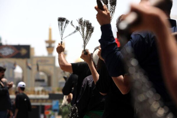 رود اشک و عشق در مسیر حرم همزمان با شکوه عزاداری هیئات‌ در خیابان‌های مشهد
