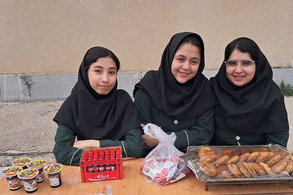 برگزاری بازارچه صنایع دستی و غذا در دبیرستان‌ حضرت‌ معصومه (س) شهرستان فیروزکوه