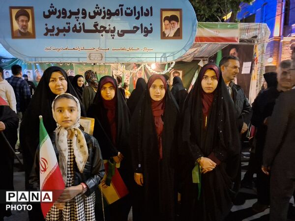 غرفه جهادی آموزش و پرورش ناحیه ۴ تبریز با حضور معلمان فعال علمی و فرهنگی، در میدان ساعت تبریز