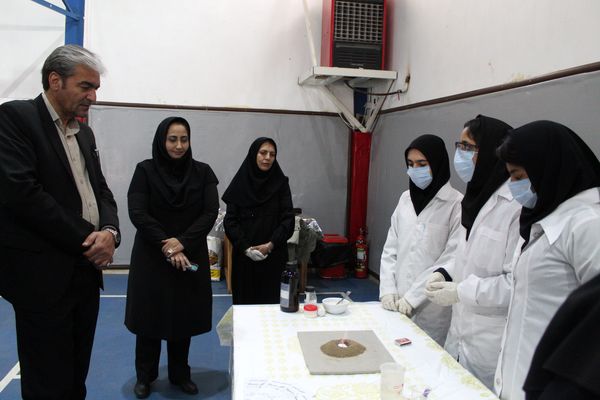 گرامیداشت روز آزمایشگاه در دبیرستان دخترانه شاهد غرویان وکیلی (۲۲)