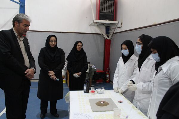 گرامیداشت روز آزمایشگاه در دبیرستان دخترانه شاهد غرویان وکیلی (۲۲)
