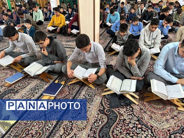 محفل انس با قرآن دانش‌آموزی یادوآره شهدای دانش‌آموز غزه در شهرستان چناران