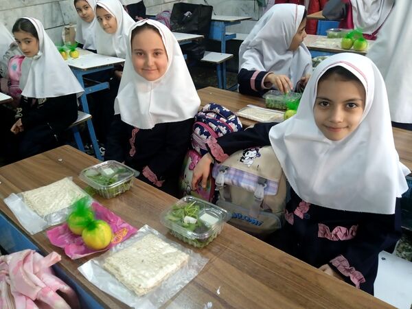افطاری دانش آموزان روزه اولی مدرسه دخترانه هدی یک شهرستان قدس