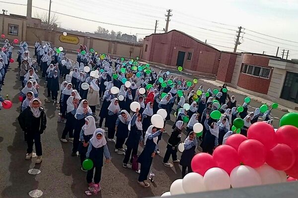 افتتاح زمین چمن مصنوعی آموزشگاه دخترانه شاهد فرهنگ همزمان با جشن ۲۲ بهمن
