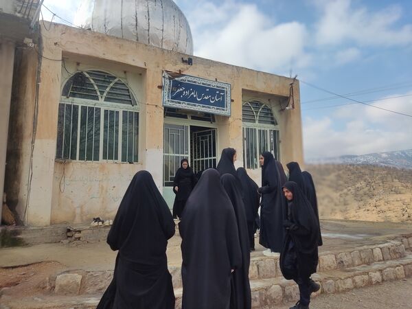 غبار‌روبی مزار شهدا در آستان مقدس امام زاده جعفر (ع) منطقه میانکوه 