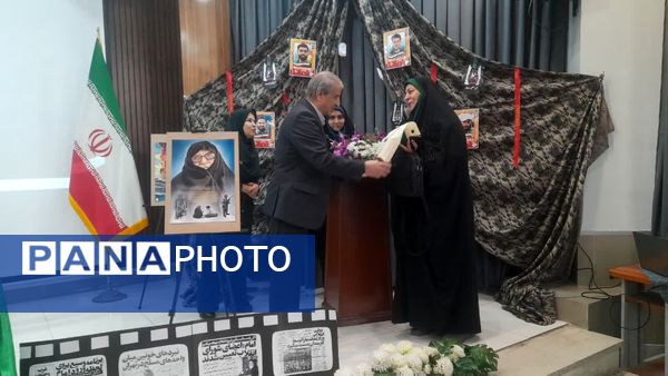 بزرگداشت یادواره شهدا در ایام الله دهه فجر دبستان آرمیتا مصلی نژاد ناحیه هفت