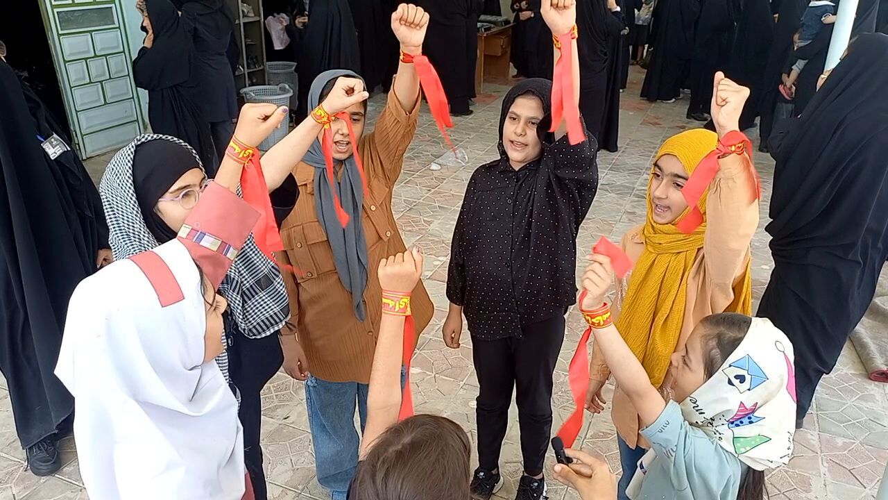 باید برخاست؛ امروز ایران به احترام رهبر شهید ایستاده است