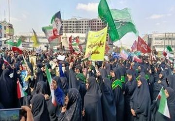 ندای «ما ایستاده‌ایم» در میدان شهدا طنین گرفت؛ پیشتازان با شال های زرد و آبی مسیر ۱۳ آبان را روایت کردند