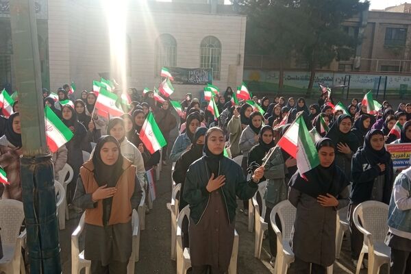 مراسم سیزدهم آبان ماه در مدرسه الزهرا با هدف استکبار ستیزی 
