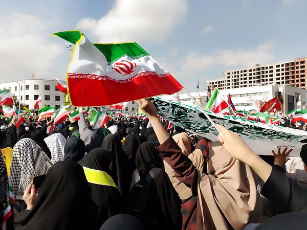حضور پر شور دانش آموزان  در راهپیمایی ۱۳ آبان 