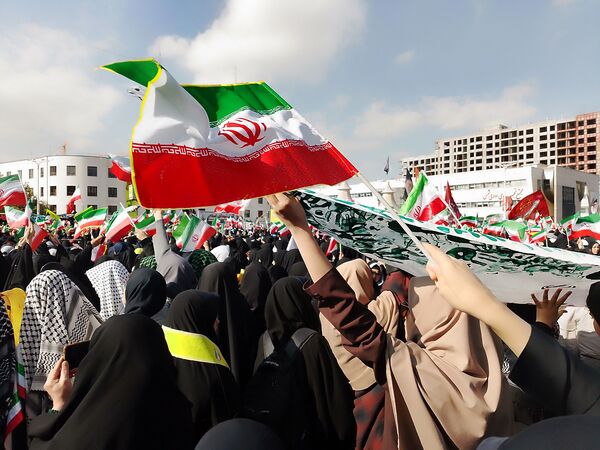 حضور پر شور دانش آموزان  در راهپیمایی ۱۳ آبان 