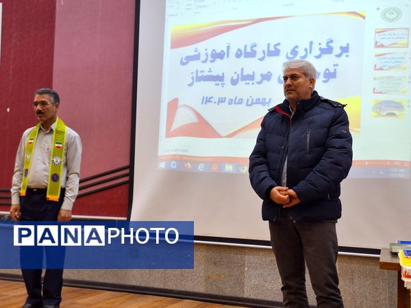 کارگاه آموزشی و توجیهی مربیان پیشتاز تربت حیدریه 