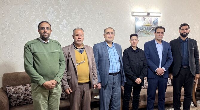 دیدار مسئولین آموزش و پرورش اصفهان با خانواده پاسدار شهید محمد سلمانی 