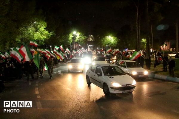 خواندن دسته جمعی سرود ملی ایران در باغ ملی یزد