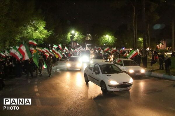خواندن دسته جمعی سرود ملی ایران در باغ ملی یزد