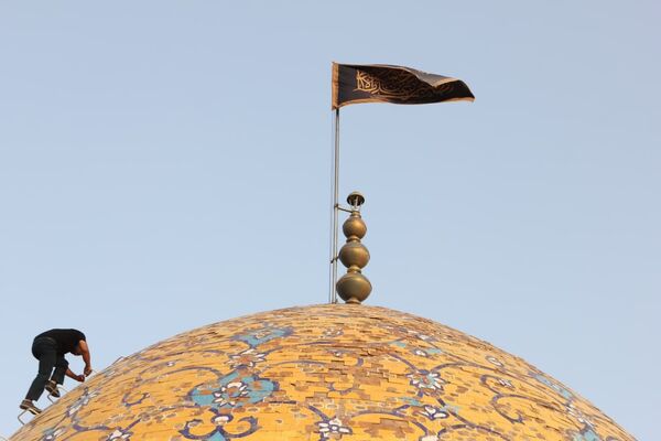 آیین مذهبی تعویض پرچم گنبد حرم مطهر حضرت سلطانعلی ابن امام محمد باقر(ع)