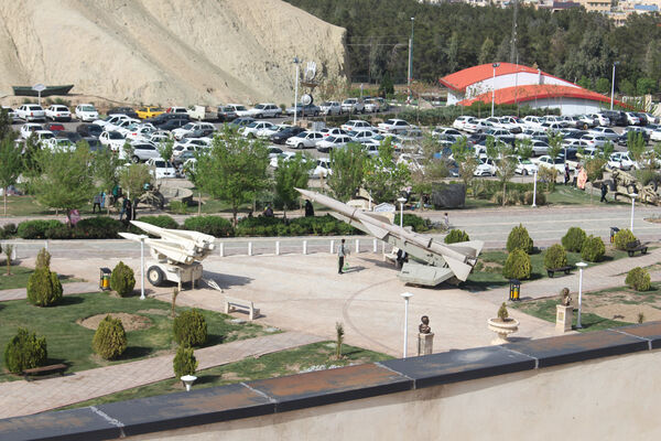 حضور گردشگران روز طبیعت در محوطه باغ‌موزه دفاع مقدس قم