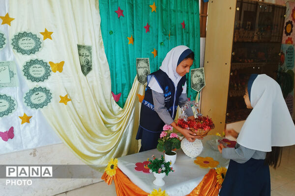 پرچم مهر بر بام مدرسه و برپایی موکب دانش‌آموزی به شوق میلاد پیامبر(ص)