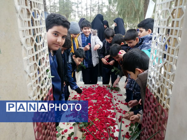 غبارروبی مزار دانش‌آموز شهید «حیدر رضایی» در قم