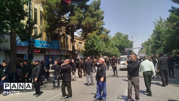 خیابان امام در روز تاسوعای حسینی حال و هوای دیگری میدهد 