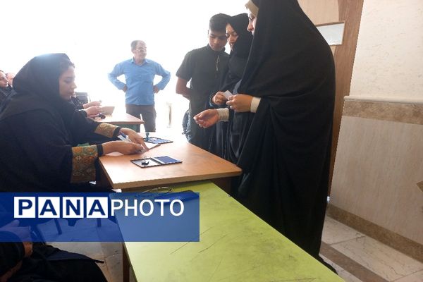 حضور گسترده مردم شهیدپرور شهر تیتکانلو بخش خبوشان پای صندوق‌های رأی 