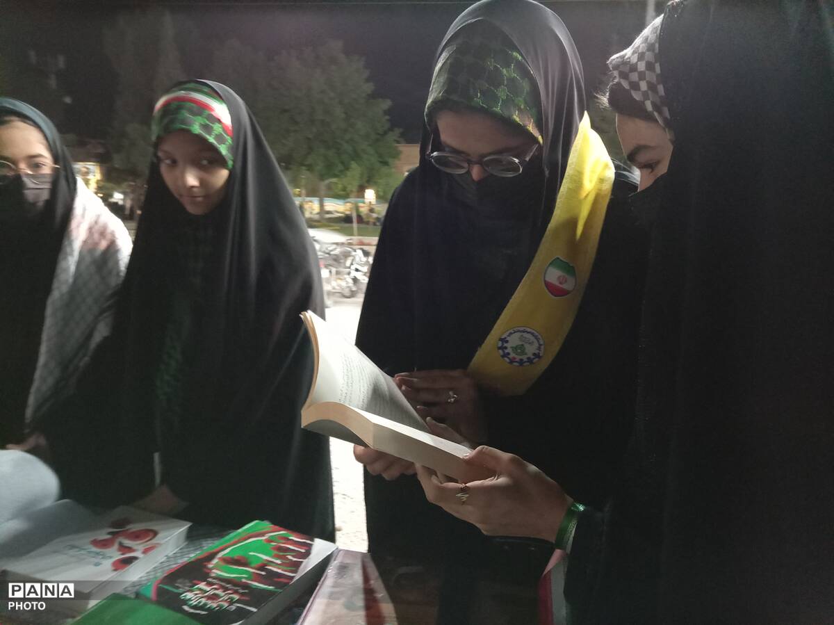 برپایی غرفه کتابخوانی در شهرستان خلیل آباد