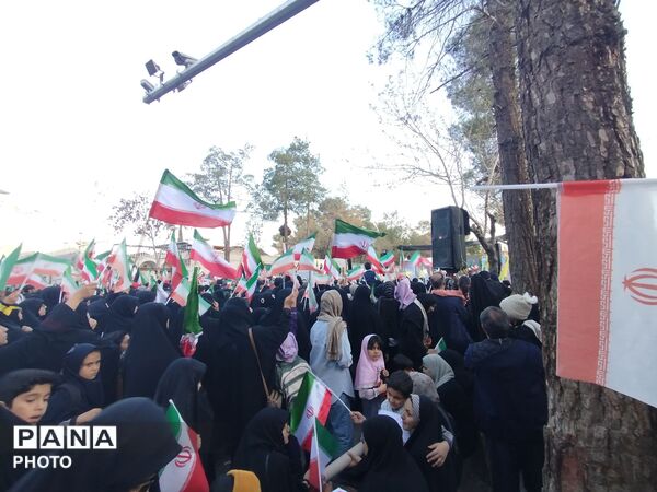 دانش آموزان کرمانی در سوگ «شهدای دبستان شجره طیبه میناب»