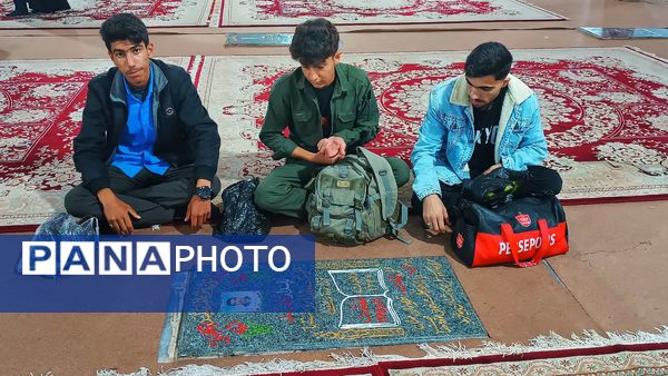 قرائت زیارت عاشورا توسط زائران مسجد جمکران در گلزار شهدای یاسوج