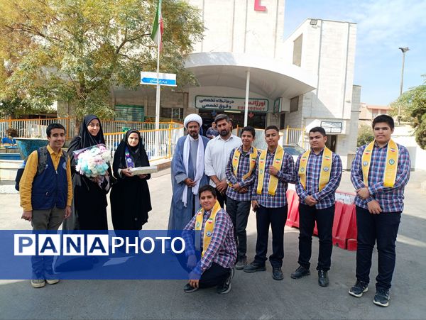 قدردانی پیشتازان دبیرستان باقریه از فرشتگان سفیدپوش در بیمارستان موسی بن جعفر(ع)