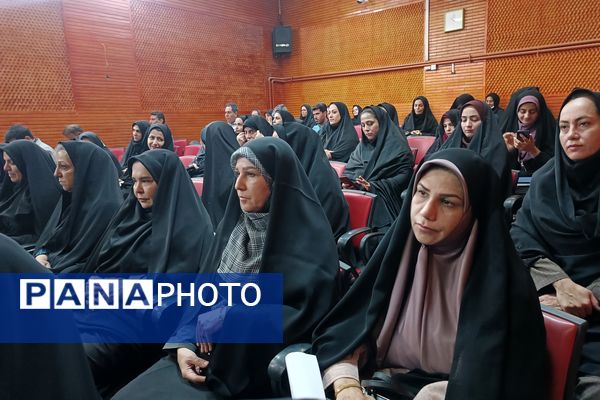 نشست هماهنگی مدیران ورامین برای برگزاری برنامه‌های یوم‌الله ۱۳ آبان