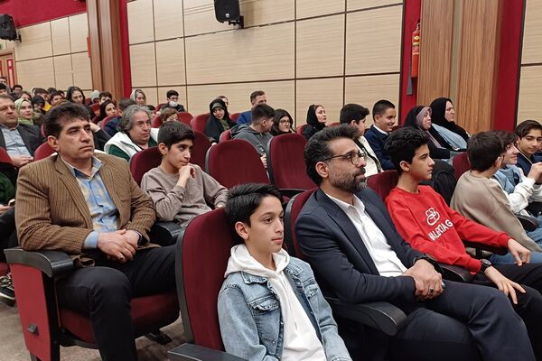 تقدیر از دانش‌آموزان دبیرستان هیات امنایی البرز در اردوگاه استانی شهید محمد منتظری شهریار 