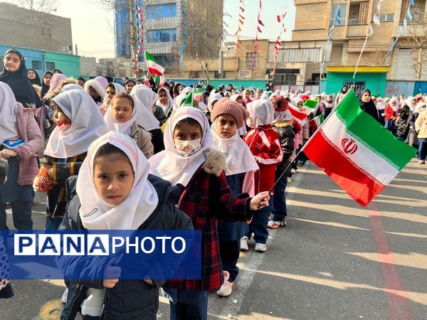 نواختن زنگ انقلاب در دبستان‌المهدی ناحیه 2 کرج 