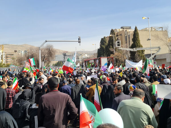 جلوه‌ای از وحدت و همدلی در راهپیمایی ۲۲ بهمن