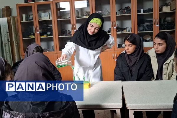 دانش‌آموزان دبیرستان ساره در پژوهشسرای فرهنگ مهارت‌های علمی را تجربه کردند