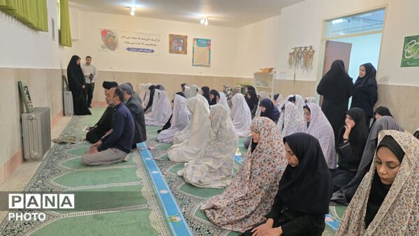 اقامه نماز جماعت ظهر در جمع دانش‌آموزان مدرسه شمس تبریزی