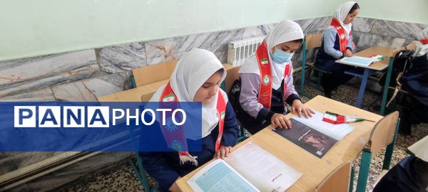 توزیع کتاب « از ایرانمان دفاع می کنیم » در بین دانش‌آموزان پیشتاز مدرسه شهید خاقانی شهرستان شیروان