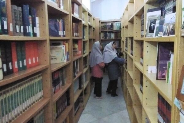 گرامیداشت هفته کتاب و کتاب‌خوانی در دبستان دخترانه جعفریه با حضور پرشور دانش‌آموزان